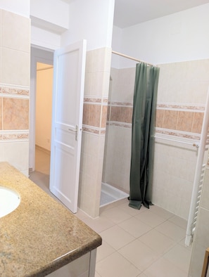 Shower, hair dryer, towels, soap - T3 ground floor facing maquis, quiet, close to beaches and mountains (Alata)