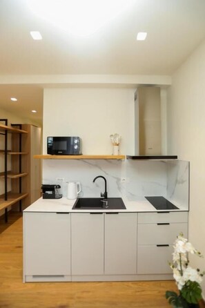 Deluxe-Apartment, Balkon, Bergblick | Eigene Küche