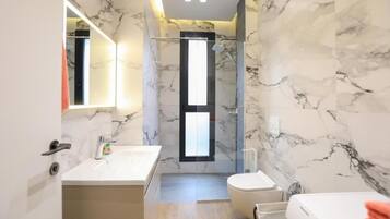 Apartamento luxo, sacada, vista para a montanha | Banheiro