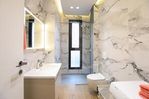 Apartamento luxo, sacada, vista para a montanha | Banheiro