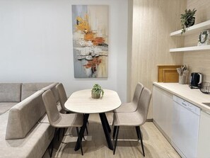 Deluxe-Apartment, Balkon, Bergblick | Innenbereich