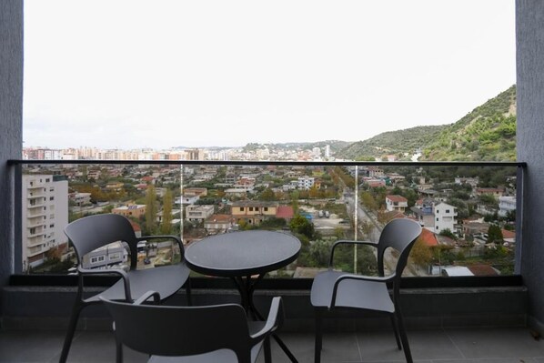 Comfort-Apartment, Balkon | Speisen im Freien
