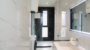 Apartment, Balkon, Bergblick | Badezimmer