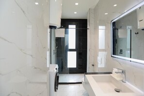 Apartment, Balcony, Mountain View | Bathroom