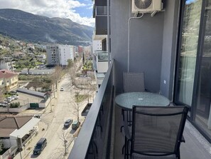 Departamento Deluxe, balcón, vista a la montaña | Restaurante al aire libre