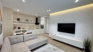 Deluxe Apartment, Balcony, Mountain View | Living area