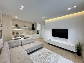Apartamento luxo, sacada, vista para a montanha | Área de estar