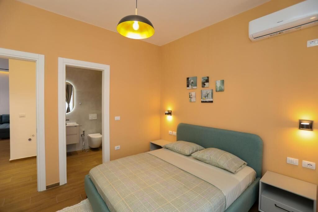 Apartamento luxo, sacada, vista para a montanha | Cofres nos quartos, ferros/tábuas de passar roupa, Wi-Fi de cortesia