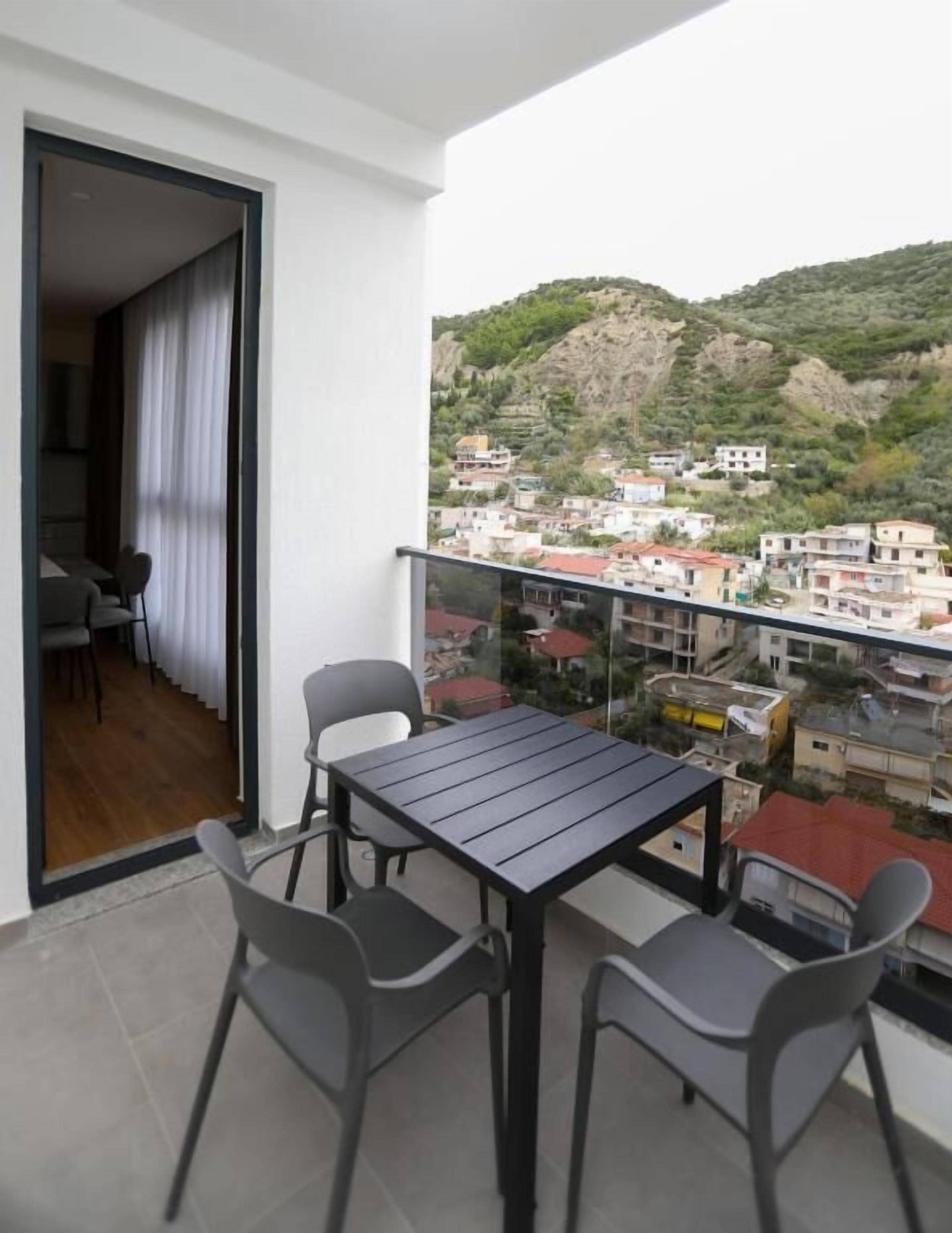 Appartement Familial, balcon, vue montagne | Restauration extérieure