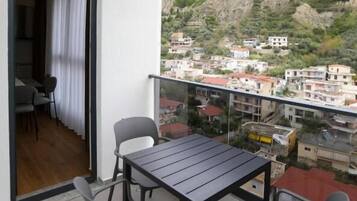 Familielejlighed - balkon - bjergudsigt | Udendørs spisemuligheder