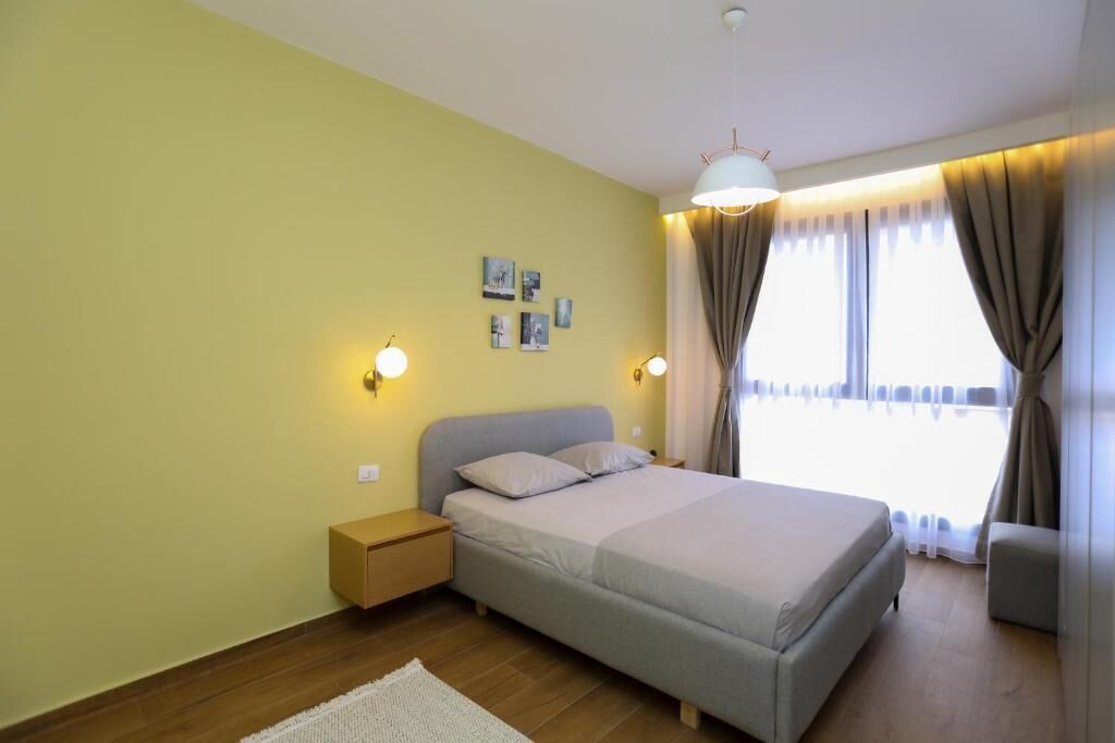 Apartamento luxo, sacada, vista para a montanha | Cofres nos quartos, ferros/tábuas de passar roupa, Wi-Fi de cortesia