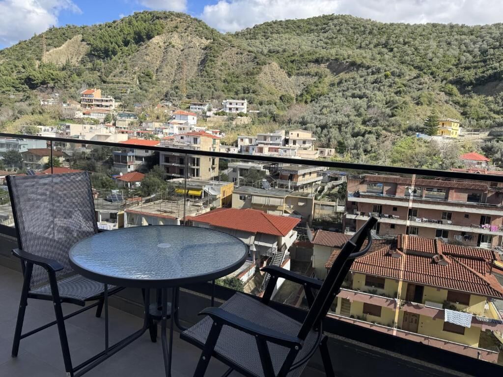 Apartamento luxo, sacada, vista para a montanha | Opções para refeição ao ar livre