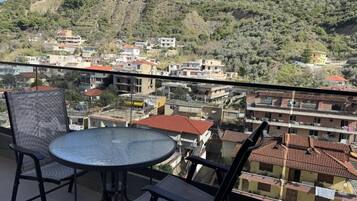 Apartamento luxo, sacada, vista para a montanha | OpçÔes para refeição ao ar livre