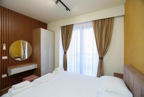 Departamento Confort, balcón | Caja de seguridad en la habitación y tabla de planchar con plancha 