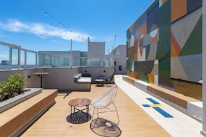 Terrace/patio - Modern Urban Resort 2BR Pool and Rooftop (Rio de Janeiro)