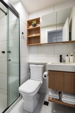 Een douche, een haardroger, handdoeken, zeep
