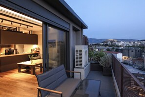 Outdoor dining - Kirki Luxury Loft (Athina)