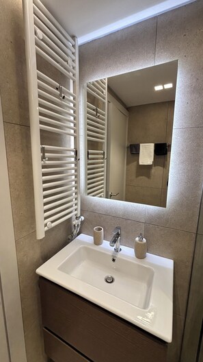 Shower, hair dryer, towels, soap - Kirki Luxury Loft (Athina)
