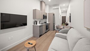 A modern apartment with a kitchen, dining area, and living room. - Nomade Saint Paul (Montréal)