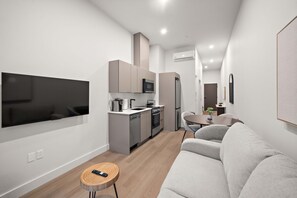Eine moderne Wohnung mit Küche, Essbereich und Wohnzimmer.