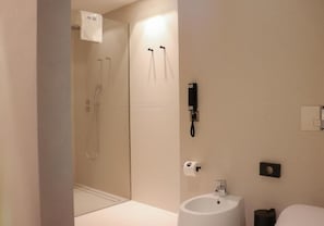 Junior-Doppelzimmer, Stadtblick | Badezimmer | Kostenlose Toilettenartikel, Haartrockner, Hausschuhe, Seife