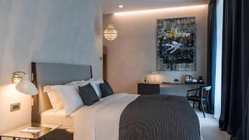 Habitación doble Deluxe, vista a la ciudad | Caja de seguridad en la habitación y escritorio