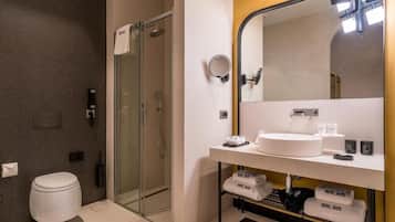 Gratis toiletartikelen, een haardroger, badjassen, pantoffels