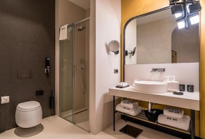 Ilmaiset hygieniatuotteet, hiustenkuivaaja, tohvelit, saippua