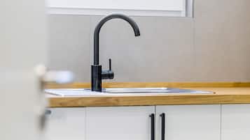 Een koelkast, een oven, een kookplaat, een vaatwasser