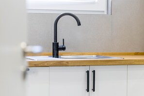 Kjøleskap, ovn, kokeplater og oppvaskmaskin