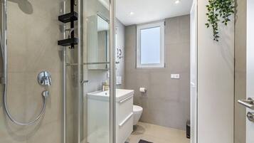 Een douche, een haardroger, handdoeken