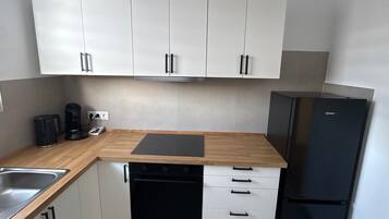 Jääkaappi, uuni, liesi, astianpesukone