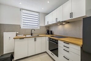 Fridge, oven, stovetop, dishwasher