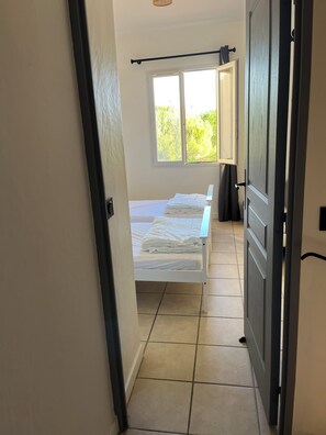 1 bedroom, bed sheets - House le Rouret (Grospierres)