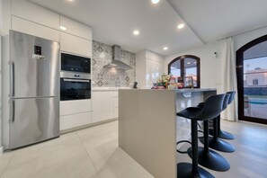 Kühlschrank, Mikrowelle, Ofen, Geschirrspüler
