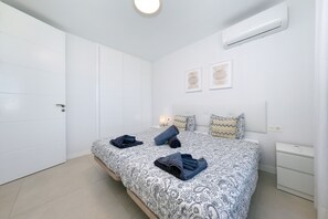 Zimmersafe, Schreibtisch, Bügeleisen/Bügelbrett, Reisekinderbett