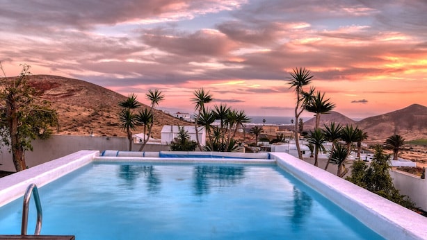A swimming pool with a view of a mountainous landscape and a sunset. - Villa El Erizo • Pool • LVH (Nazaret)