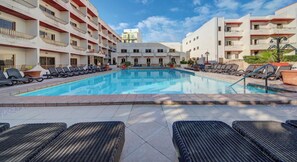 Pool - Modern St Paul`s Bay Apartment w/ Pool | Sleeps 4 (San Pawl il-Baħar)