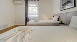 Desk, WiFi, bed sheets - Modern St Paul`s Bay Apartment w/ Pool | Sleeps 4 (San Pawl il-Baħar)