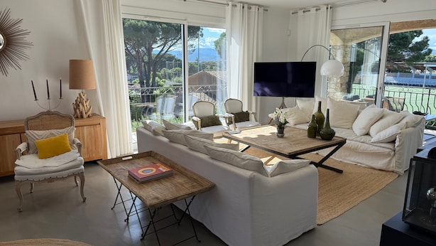 Ein modernes Wohnzimmer mit einer Couch, einem Couchtisch und einem Fernseher.