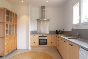Private kitchen - Saint Tropez, private pool, 2 parking spaces.  Quiet, 10-minute walk to beach and town. (Saint-Tropez)