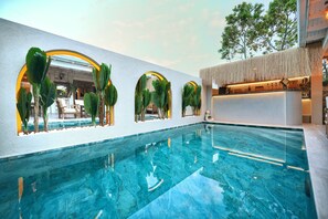 Una piscina al aire libre de temporada