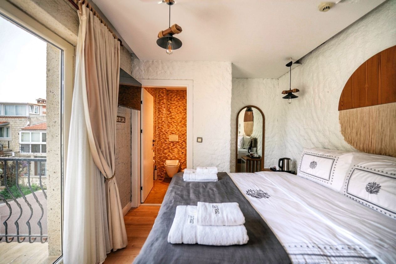 Deluxe-Doppelzimmer, Balkon, Stadtblick | Zimmersafe, kostenloses WLAN