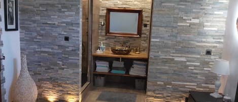 1 habitación, escritorio, wifi gratis y ropa de cama