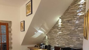Eine Küche mit Steinrückwand, Holz Arbeitsplatte und einem Geschirrspüler.
