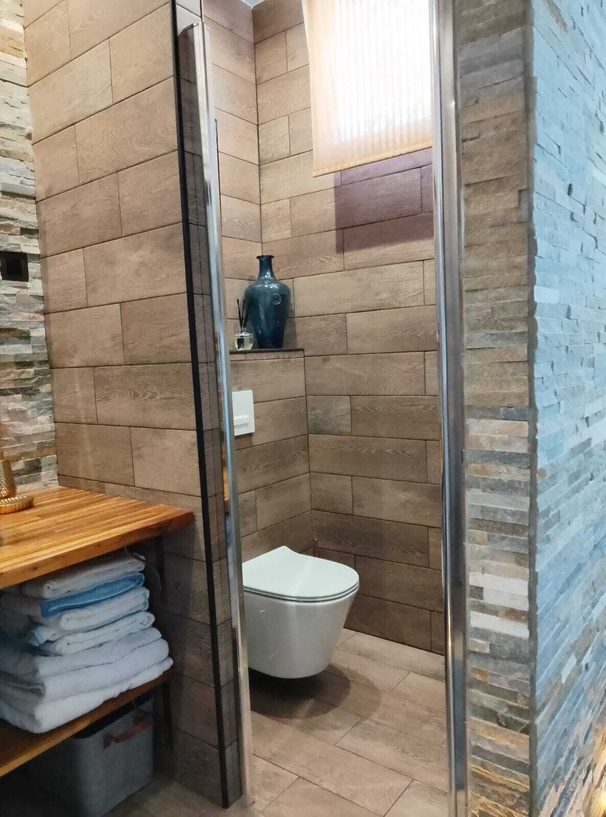 Doccia, asciugacapelli, asciugamani, sapone