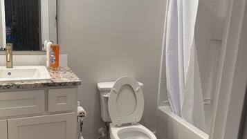 Serviettes fournies, savon, papier de toilette