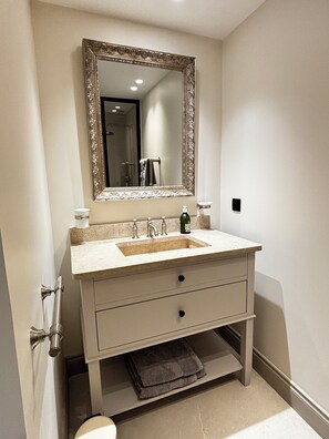 Bathroom - Vrbo Property (Saint-Rémy-de-Provence)