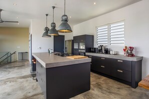 Private kitchen - Luxury 5 star Villa with private pool 600 m from Jan Thiel Beach (Jan Thiel)