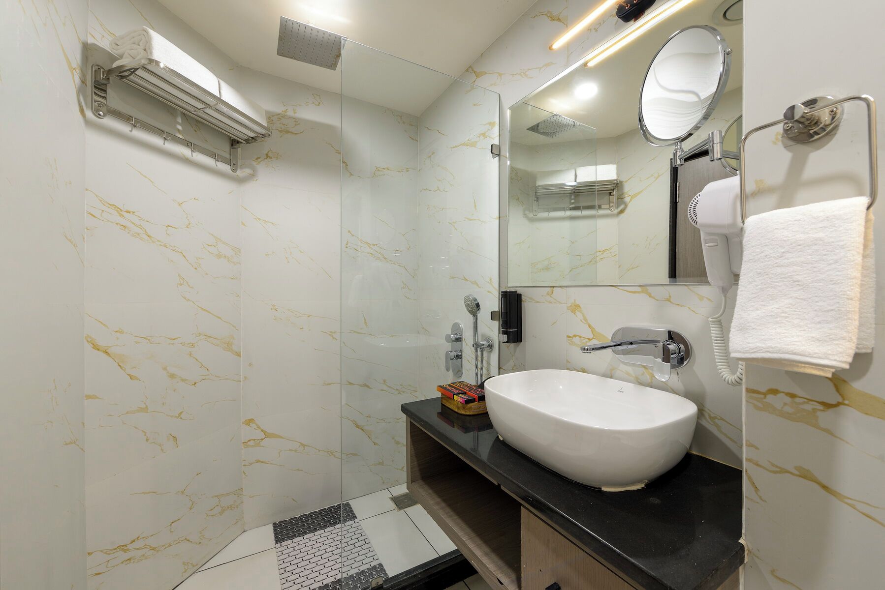 Family Suite, City View | Bathroom | Shower, towels, soap, shampoo